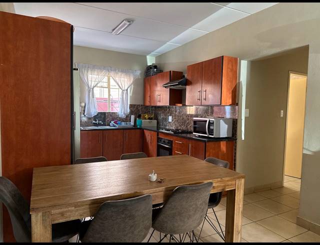 3 BEDROOM APARTMENT FOR SALE IN WATERVAL EAST